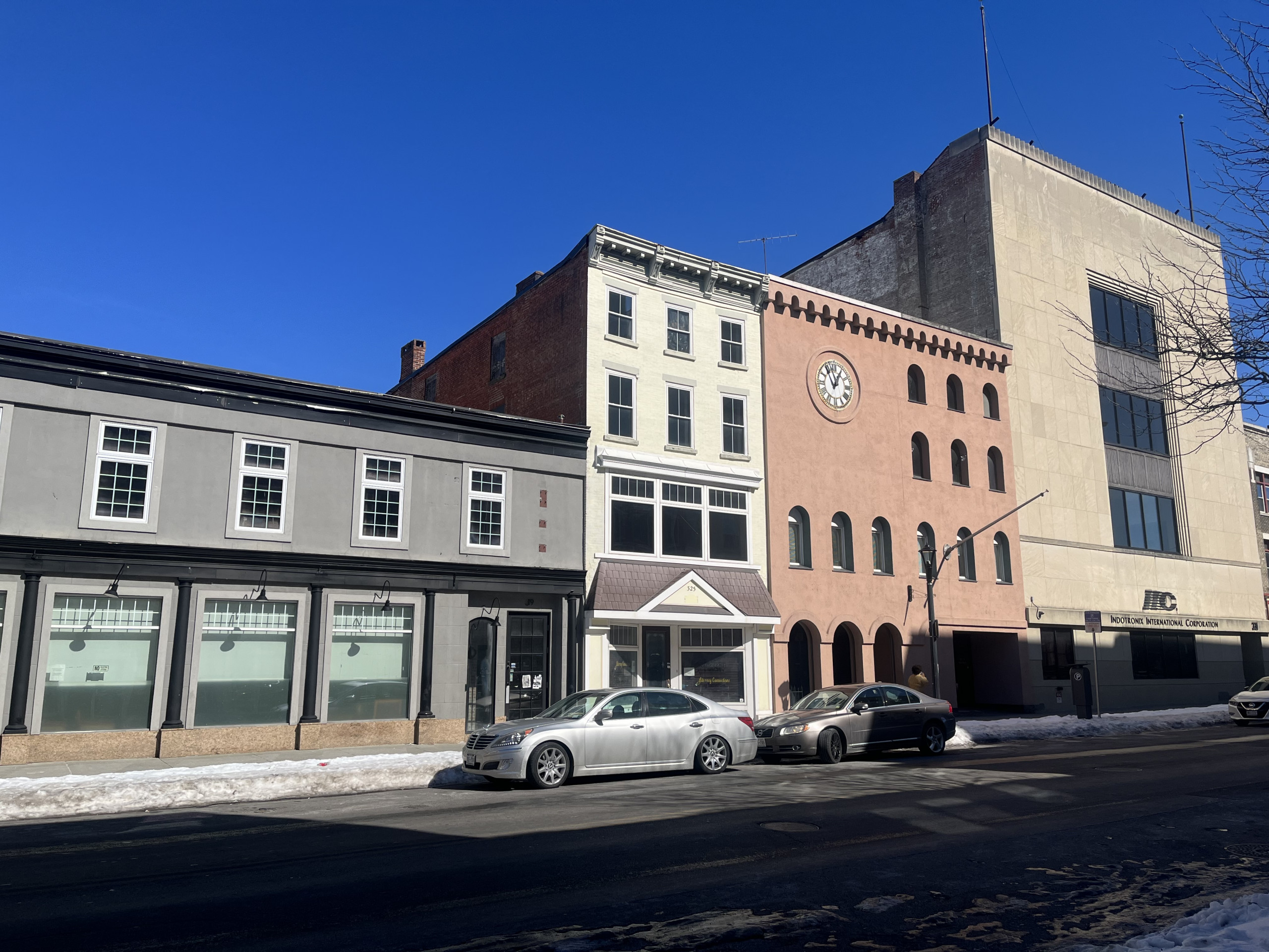 319 Main Street (left) to 331 Main Street (right)